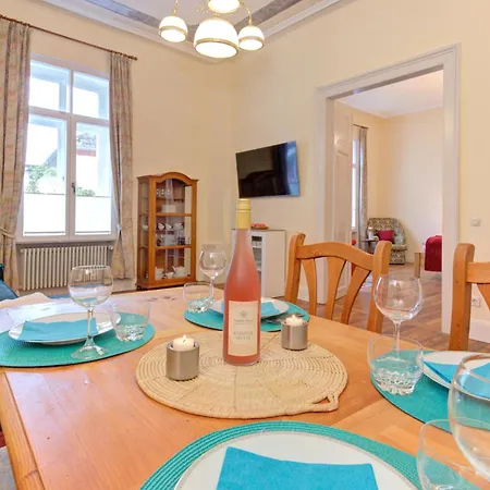 Charmante Altbauwohnung Mit Gartenblick