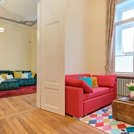 Charmante Altbauwohnung Mit Gartenblick *