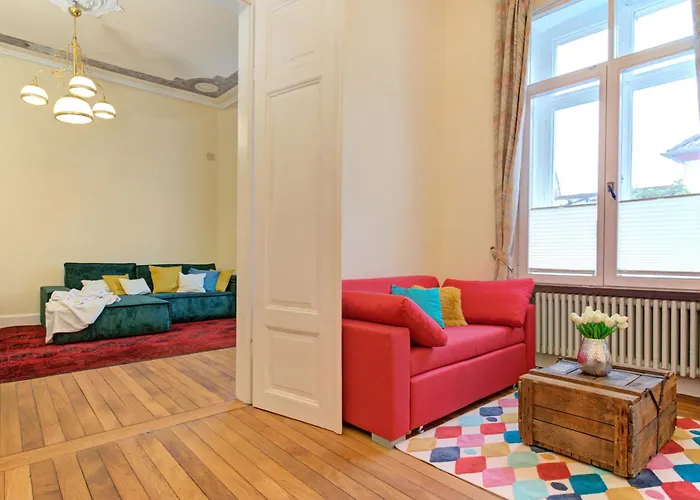 Charmante Altbauwohnung Mit Gartenblick *